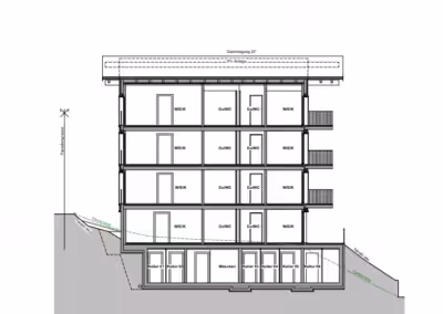 Gebäudequerschnitt mit Wohnräumen, Duschen, WC und Keller. Zeigt Architekturaufbau und PV-Anlage auf dem Dach.