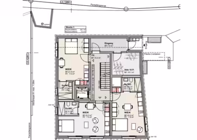 Grundriss eines Erdgeschosses mit Eingangsbereich, Arbeits- und Lagerräumen sowie Studios und Terrassen.
