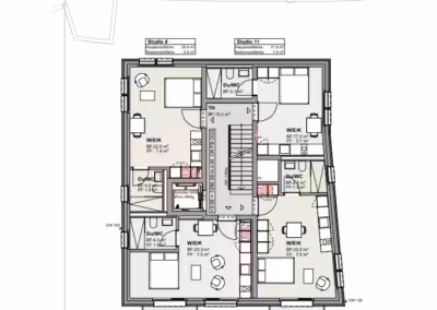 Grundriss des zweiten Obergeschosses mit mehreren Studios, Balkonen und Sanitärbereichen.